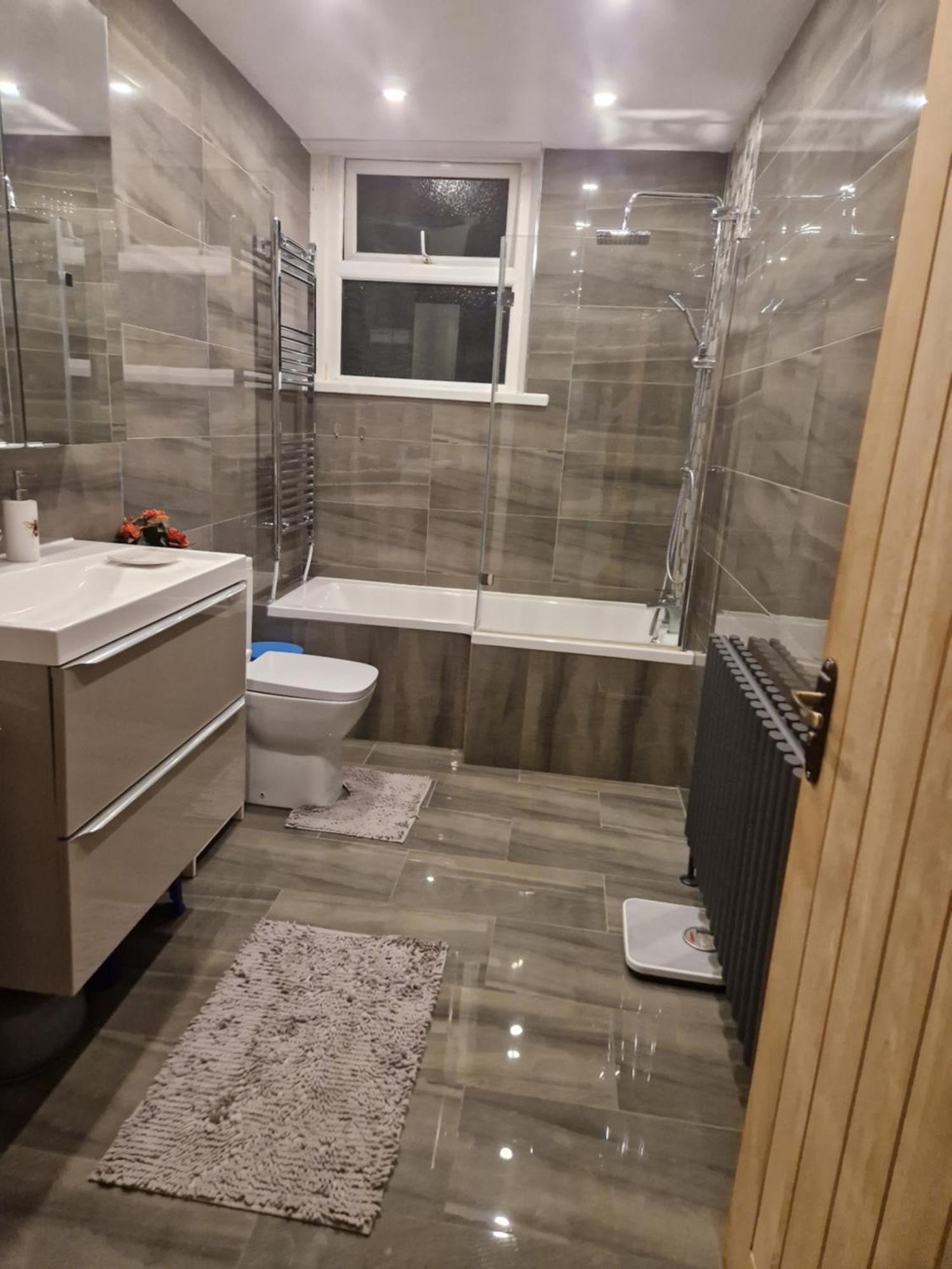 לידס Kayumba Properties Ltd מראה חיצוני תמונה